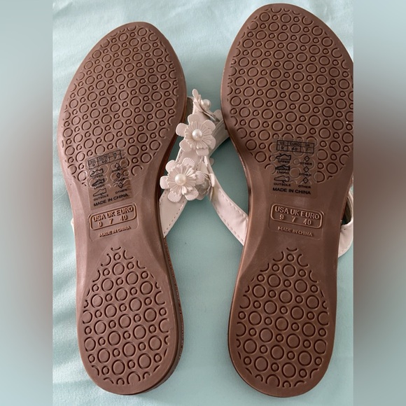 Woman’s flip flops size 9 - Picture 4 of 4